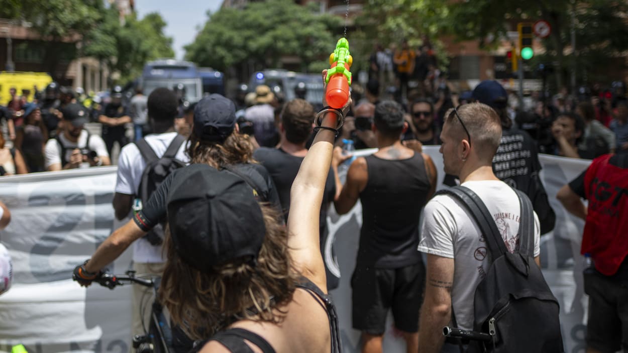 Varias personas con pistolas de agua durante una manifestación contra la masificación turística en Barcelona. EP.