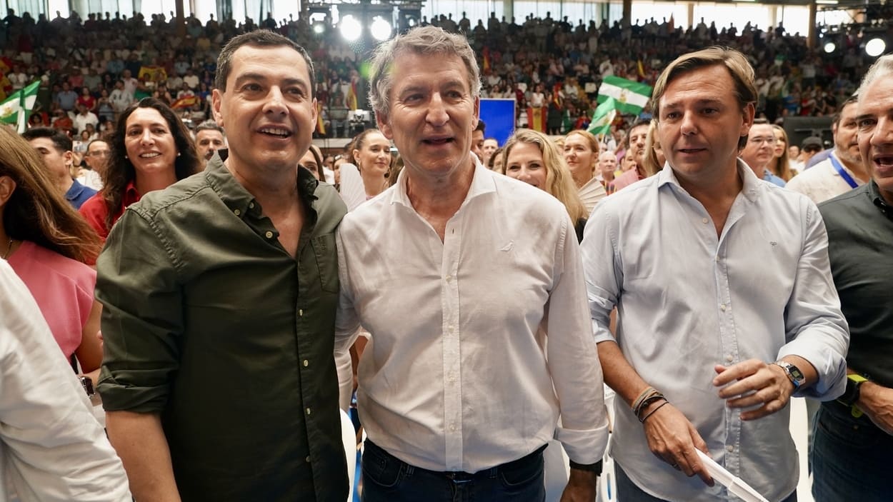 El líder del PP, Alberto Núñez Feijóo, y el presidente del PP andaluz y de la Junta, Juanma Moreno, en el acto del PP. EP.