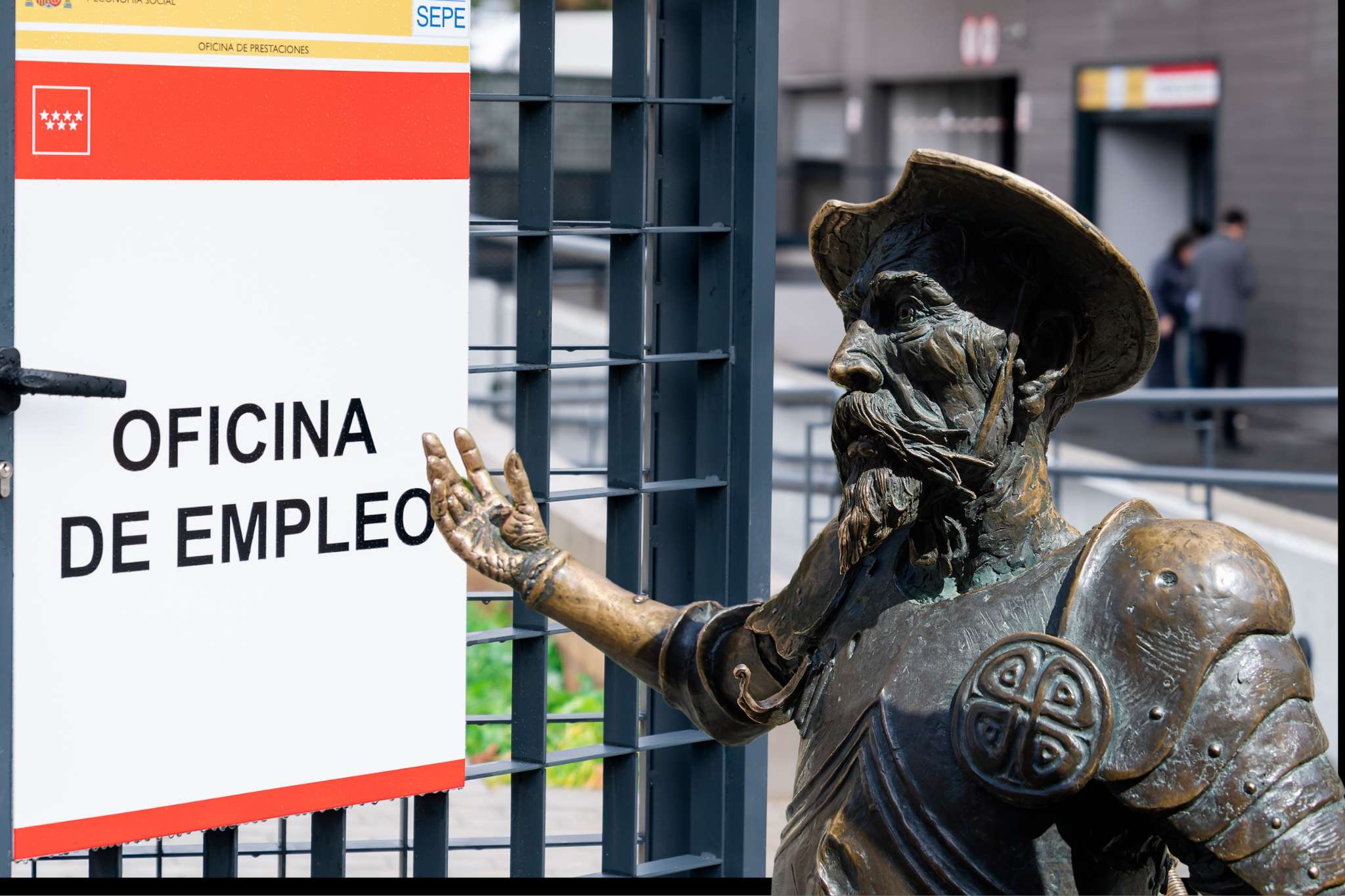 El Museo Casa Natal de Cervantes busca personal para su sala situada en el municipio de Alcalá de Henares | EP/Montaje propio