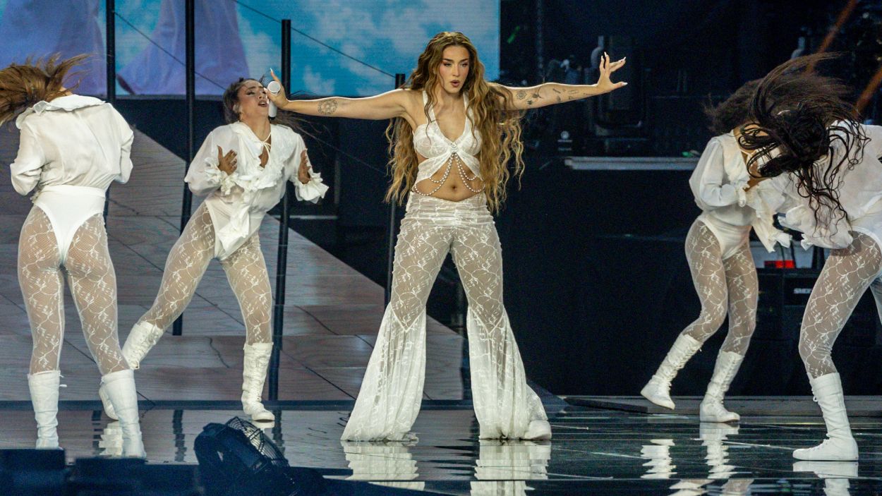 La cantante Lola Indigo durante su concierto, en el Estadio Riyadh Air Metropolitano, a 14 de junio de 2025, en Madrid (España). EP