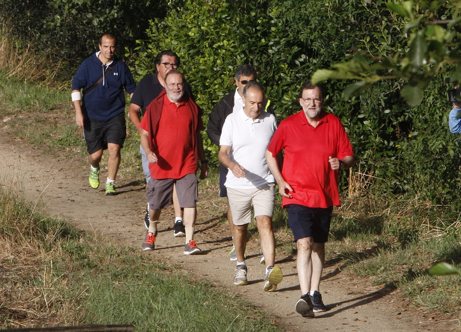 Rajoy andando este mes de agosto por la zona de Ribadumia, Pontevedra. 