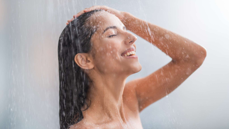 Una mujer duchándose Una mujer duchándose
