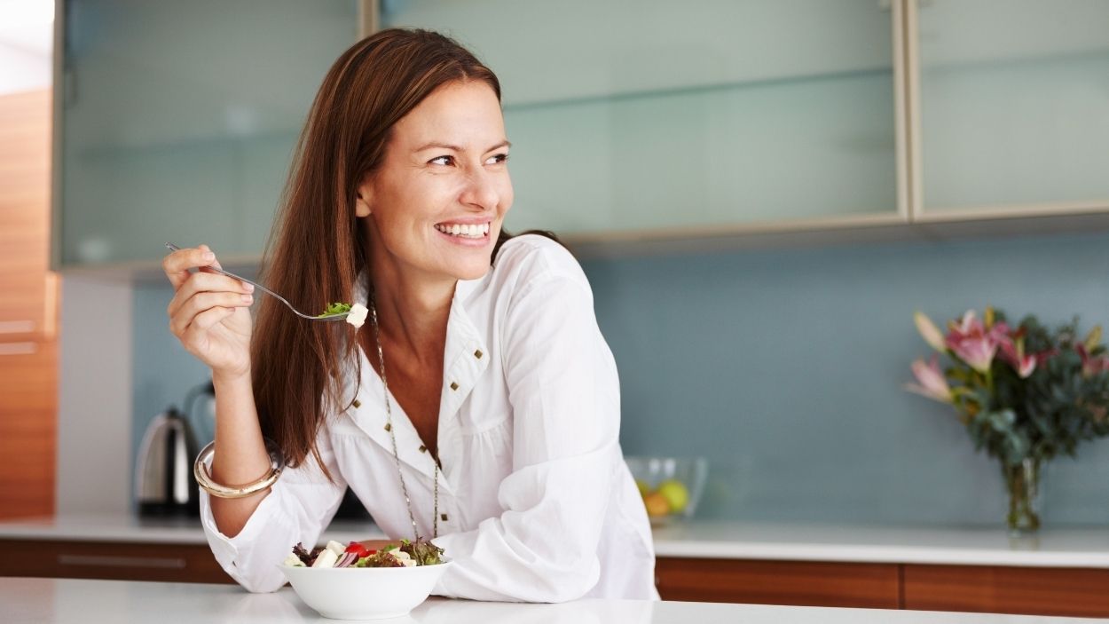 Una mujer comiendo sano. Canva