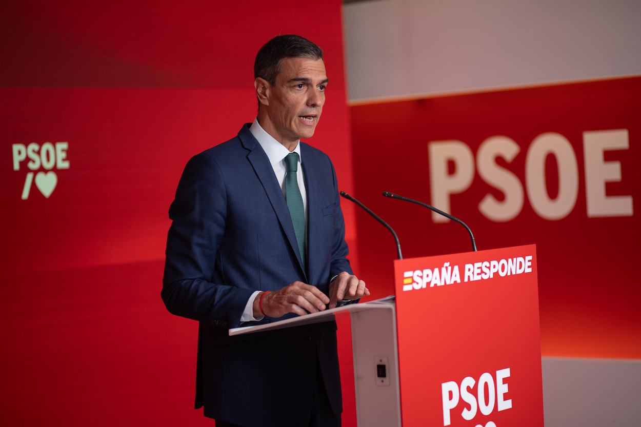 El secretario general del PSOE y presidente del Gobierno, Pedro Sánchez, durante la comparecencia en la sede de Ferraz. EP.
