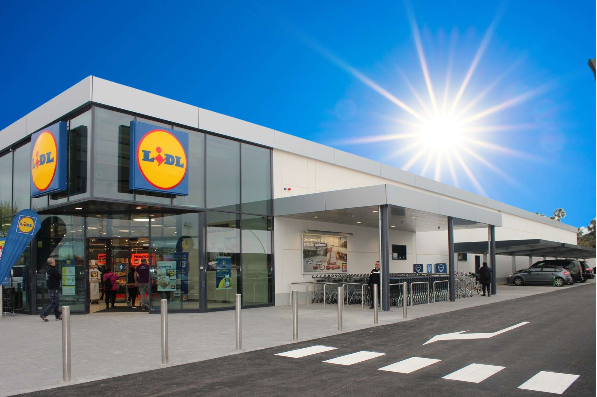 Parecen de Balenciaga, pero son de Lidl: así son las chanclas de hombres que triunfan en la playa en el verano de 2025