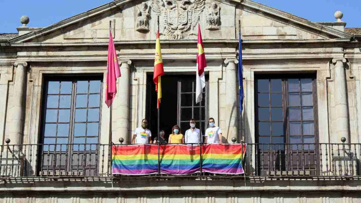 Bandera arcoíris en la fachada del Ayuntamiento de Toledo en 2021, cuando todavía gobernaba el PSOE. Ayto Toledo.