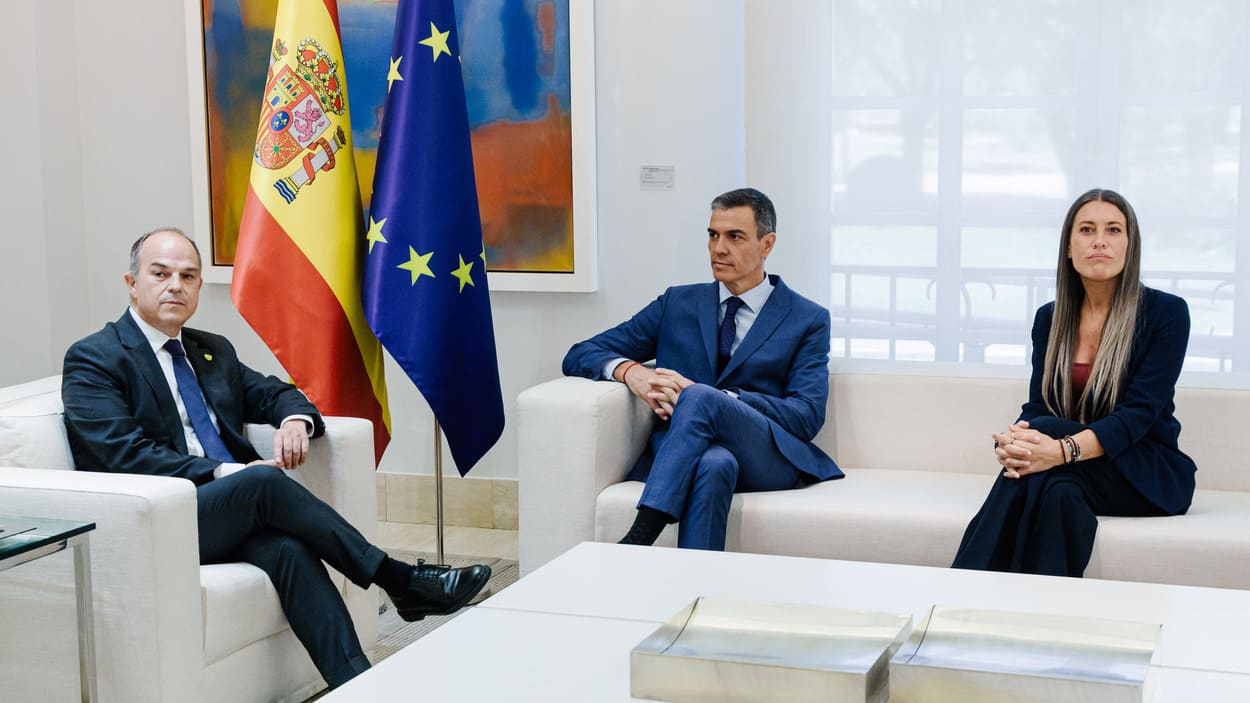 El secretario general de Junts, Jordi Turull; el presidente del Gobierno, Pedro Sánchez; y la portavoz del Grupo Parlamentario Junts, Miriam Nogueras en el Palacio de La Moncloa. EP.