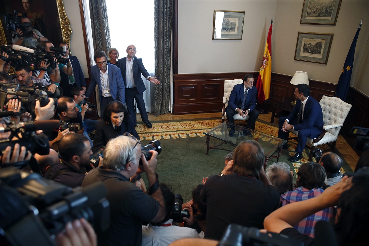 El presidente del Gobierno en funciones, Mariano Rajoy (i), y el secretario general del PSOE, Pedro Sánchez, este mediodía en el Congreso