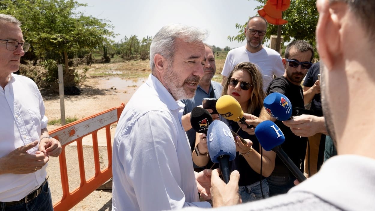 El presidente del Gobierno de Aragón, Jorge Azcón, atiende a los medios de comunicación. EP. 