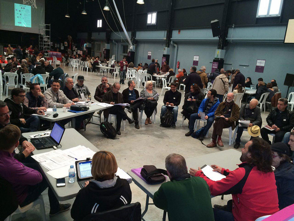 Miembros de Podemos debatiendo en Valencia 