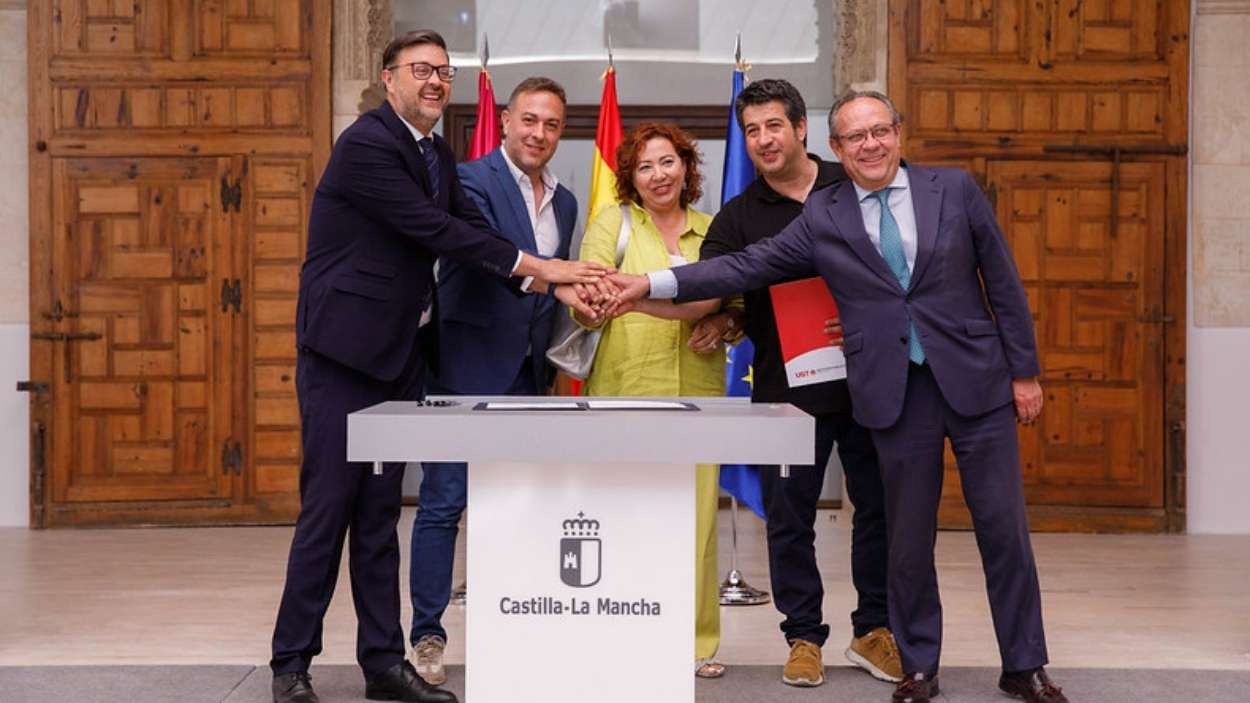 Firma del acuerdo entre el Gobierno de Castilla-La Mancha y los sindicatos. JCCM.