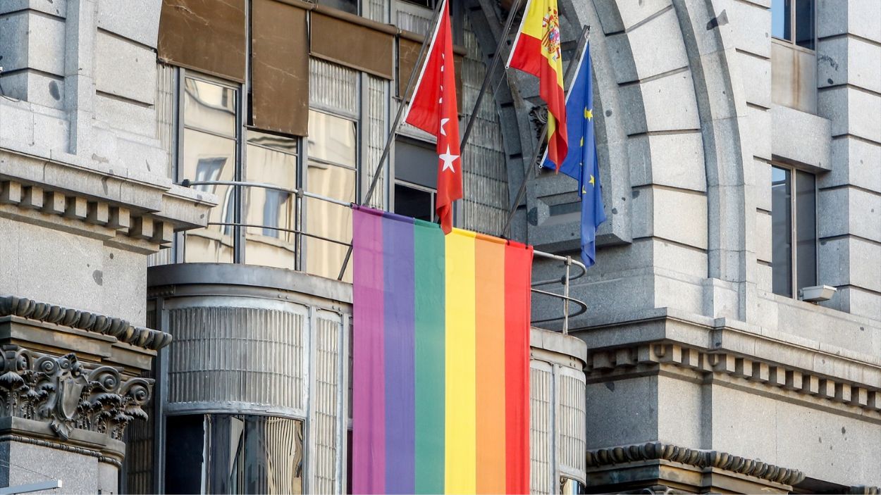 Una bandera LGTBIQ+ colgada sobre un edificio en Madrid. EP Archivo.