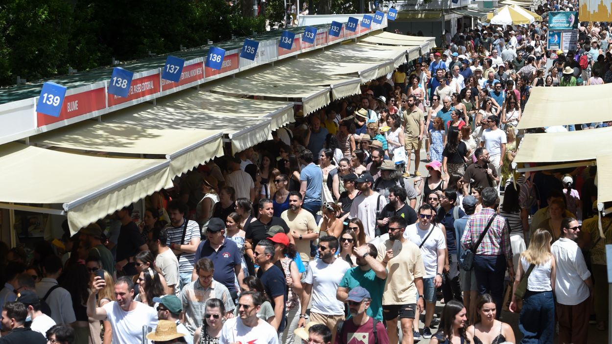 Visitantes en la Feria del Libro de Madrid de 2025. EP.