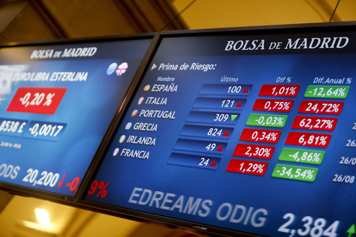 Panel informativo de la Bolsa de Madrid con la prima de riesgo por debajo de los 100 puntos.