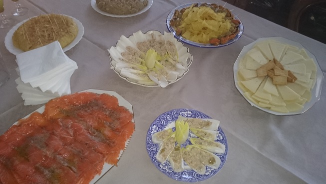 Aperitivos varios y barbacoa de peces grandes