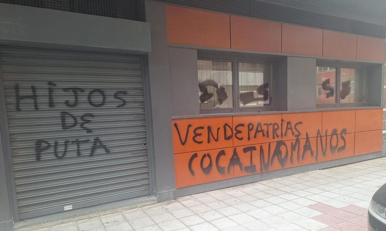 La sede del PSOE en León es atacada con pintadas ofensivas y cristales rotos