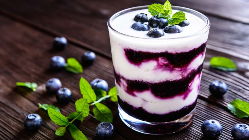 Yogur con arándanos Yogur con arándanos