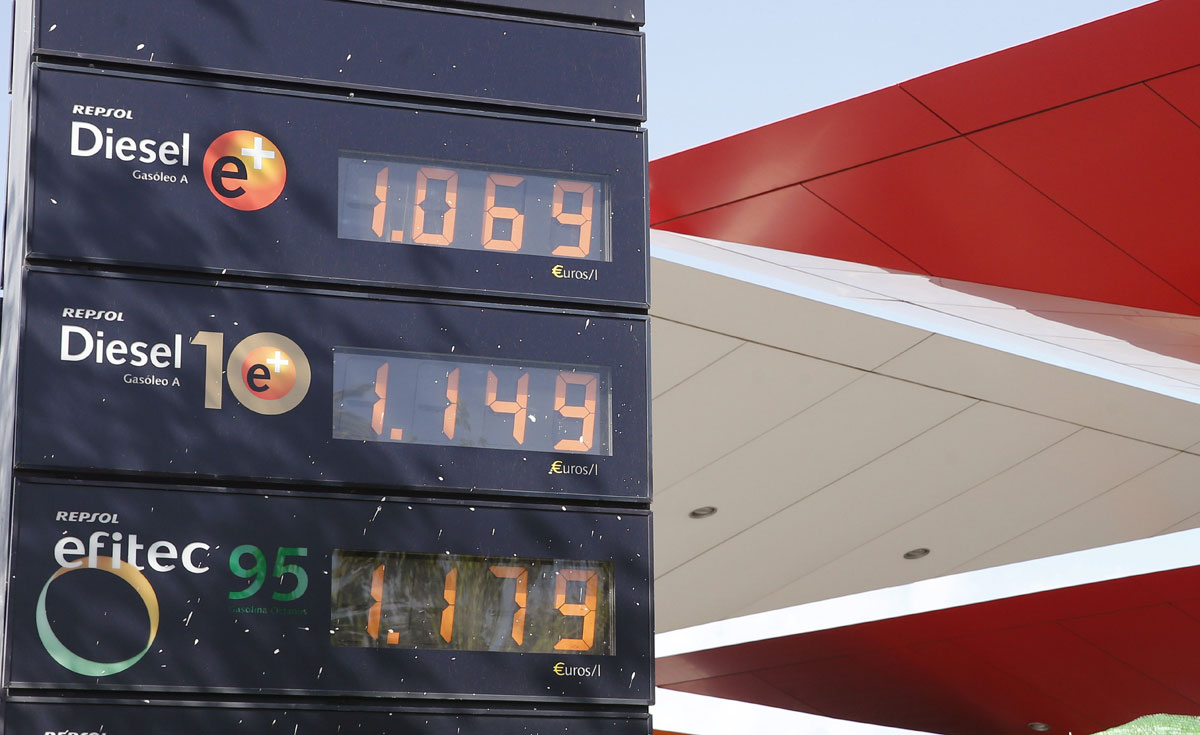 Letrero con los precios en una gasolinera, una de las principales variables que influyen en el IPC