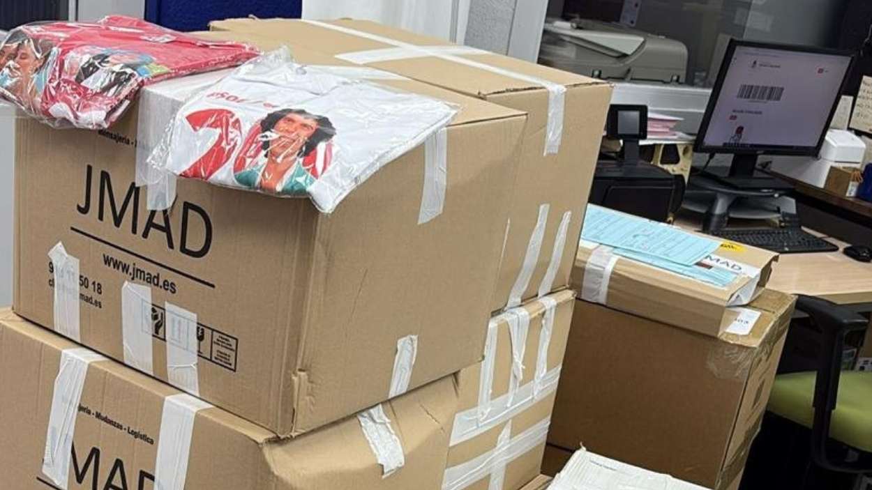 Las cajas de material del Orgullo en la sede del PSOE. X