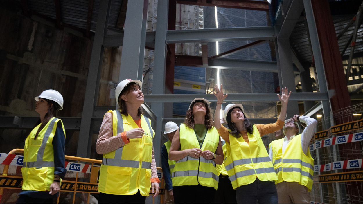 La consellera Sílvia Paneque (2i) y la teniente de alcalde Laia Bonet (3i) visitan las obras de la futura estación de Plaça de Maragall de la L9 del Metro de Barcelona. EP.