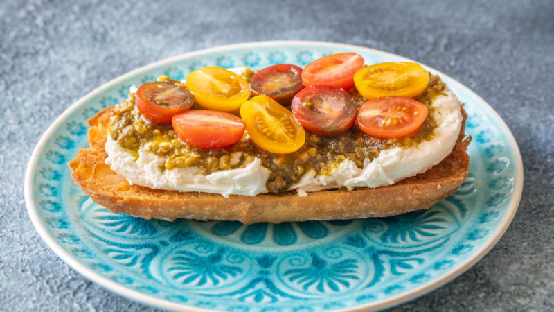 Deliciosa tosta de burrata con tomate Deliciosa tosta de burrata con tomate