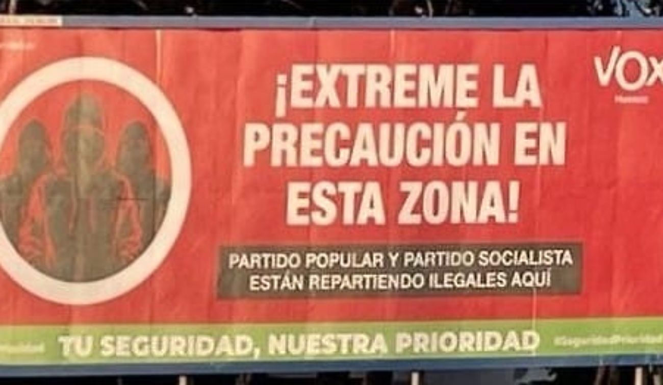Cartel de Vox contra la inmigración colgado en Huesca. (Foto: IU Huesca)