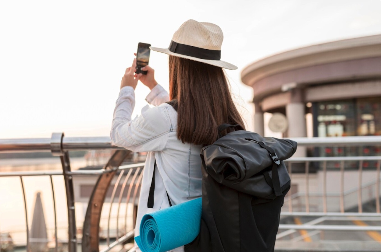 Turista hace fotografías con su móvil
