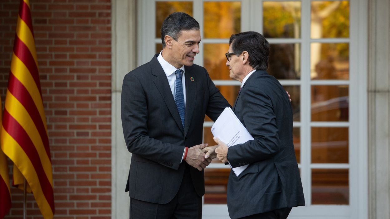 El presidente del Gobierno, Pedro Sánchez, recibe al president de la Generalitat, Salvador Illa, en Moncloa. EP. 
