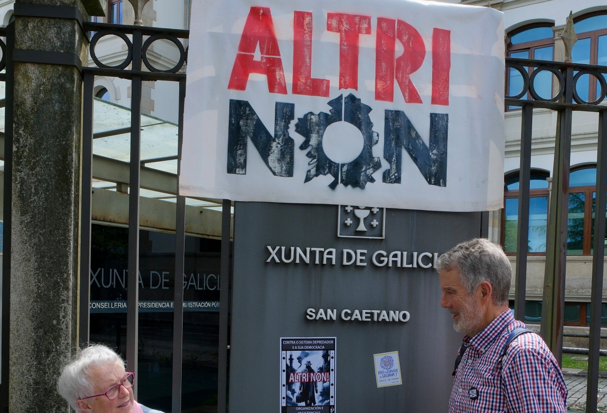 Imagen de una de las protestas contra Altri ante las puertas de la Xunta de Galicia (Foto: Europa Press / Archivo).