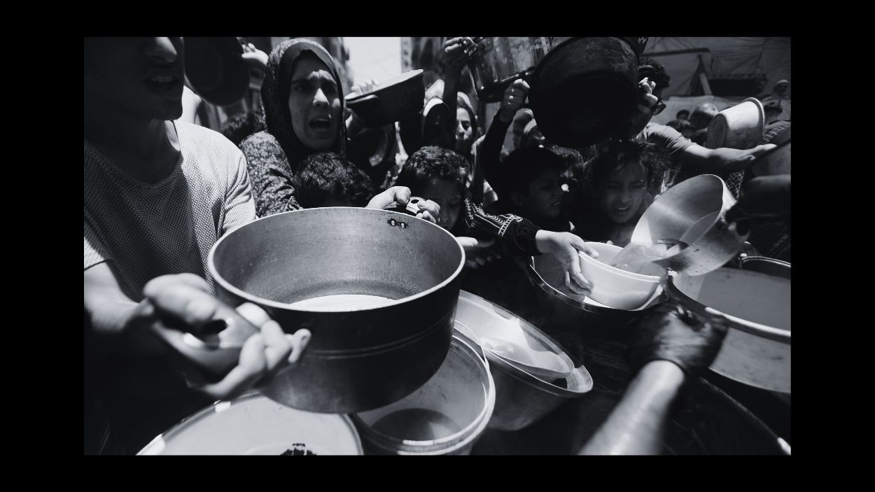 Palestinos en la Franja de Gaza esperando en colas largas para recibir comida. Elaboración propia