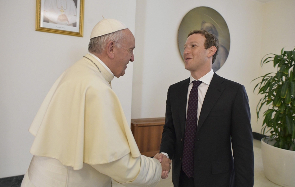 Mientras su compañía ha despedido al grupo de periodistas, Mark Zuckerberg se encuentra en Europa donde, entre otras cosas, ha visitado al Papa. 