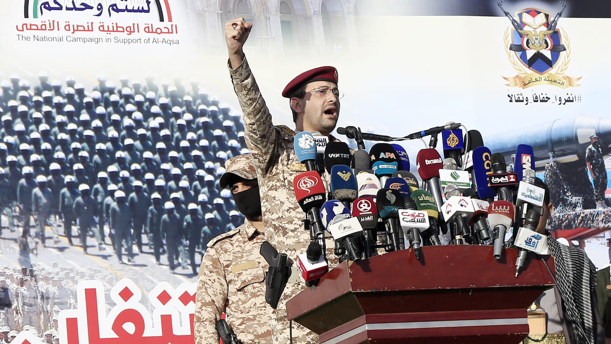 El portavoz militar hutí, Yahya Sarea, en una manifestación de sus partidarios en Saná, Yemen. EP.
