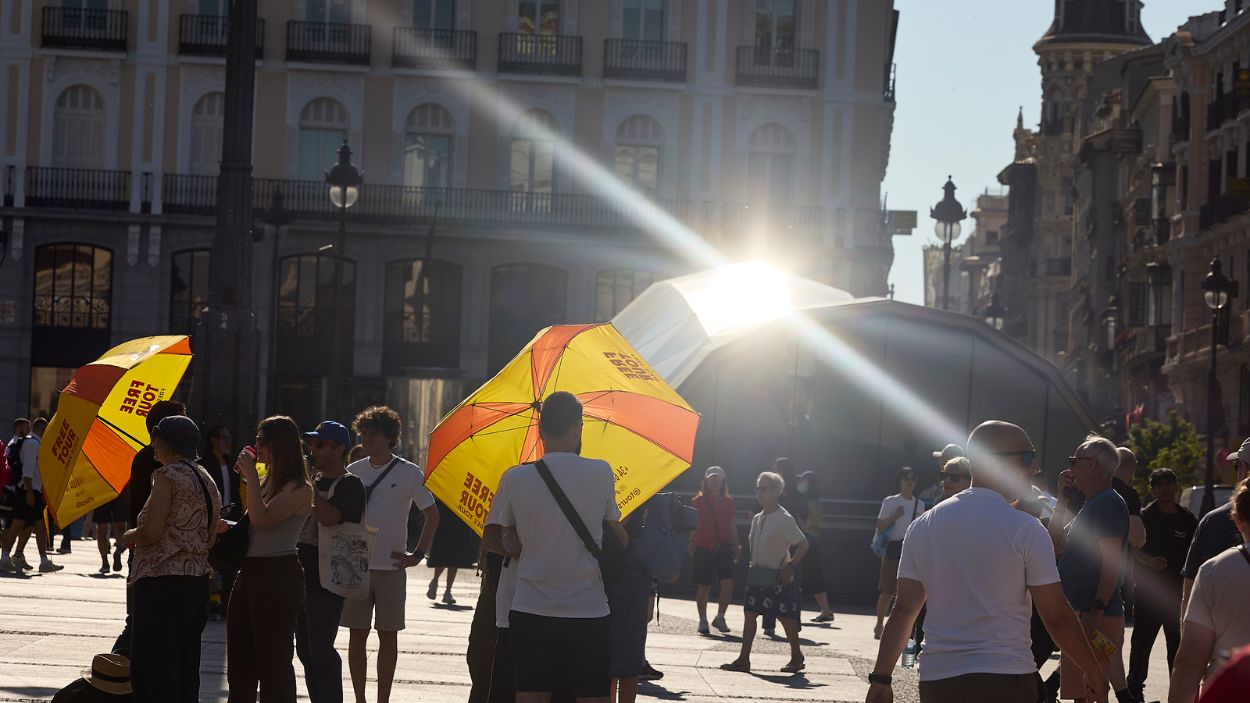 Varias personas pasean por la calle. EP.