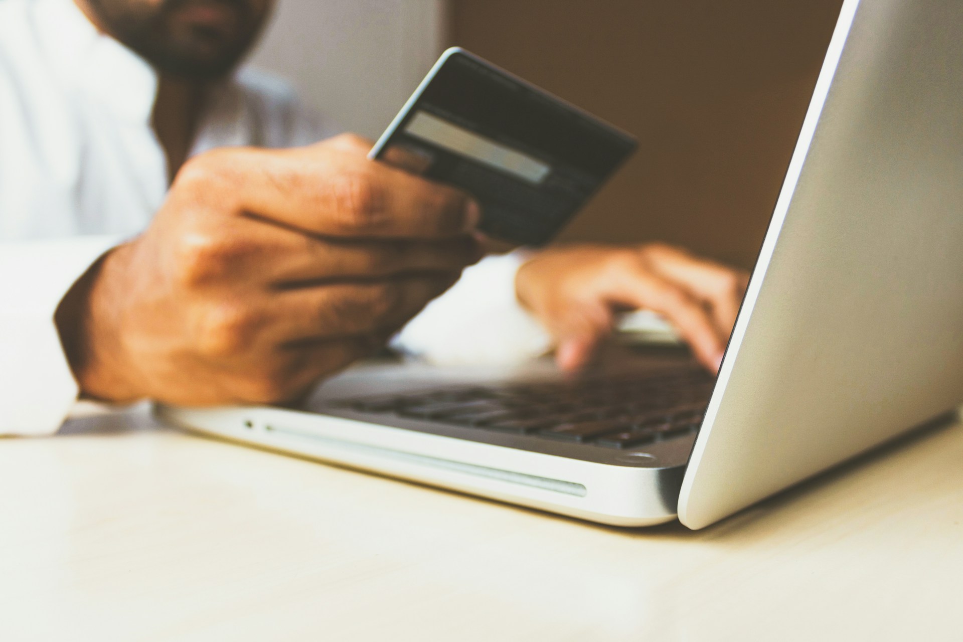 Compra digital desde un portátil / Foto de rupixen en UNSPLASH