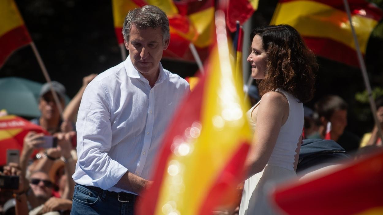 El presidente del Partido Popular, Alberto Núñez Feijóo, y la presidenta de la Comunidad de Madrid, Isabel Díaz Ayuso, durante la concentración del PP bajo el lema ‘Mafia o democracia’. EP/Archivo.