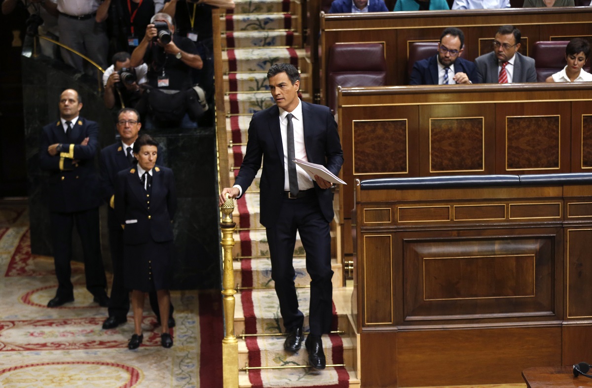 Pedro Sánchez antes de hablar en la sesión de investidura de Mariano Rajoy