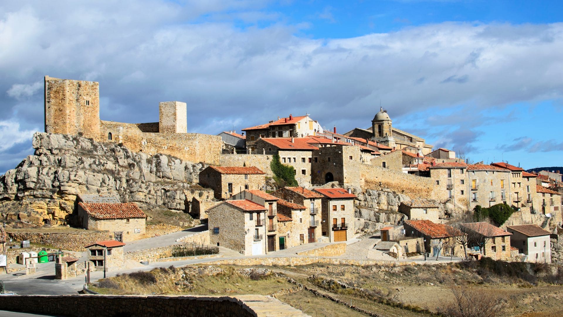 Puertomingalvo, el pueblo de Teruel donde descubrir inquietantes ruinas íberas y deslumbrantes tradiciones y festejos 