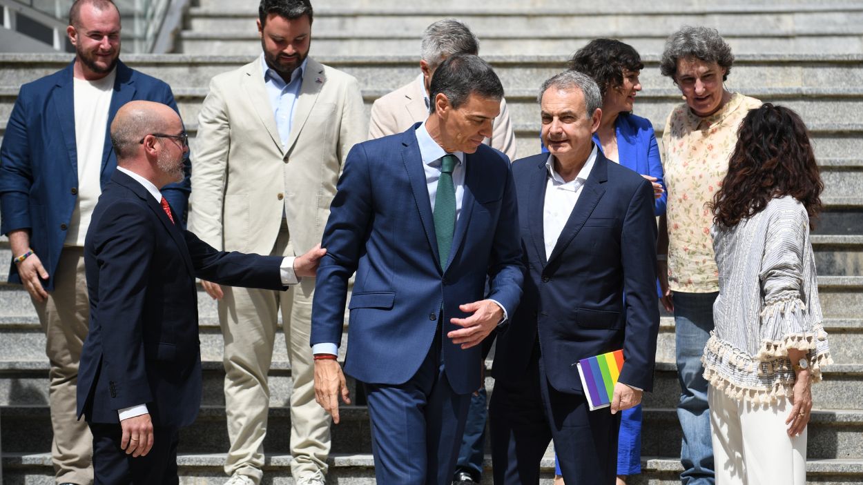 Sánchez y Zapatero celebran los 20 años del matrimonio igualitario: "Ganó el 'sí, quiero'". EP.