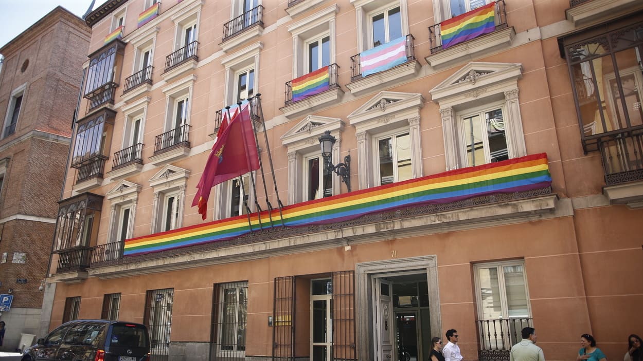 Imagen del exterior del edificio de Grupos Municipales del Ayuntamiento de Madrid con bandera arcoíris en su balcones. EP.