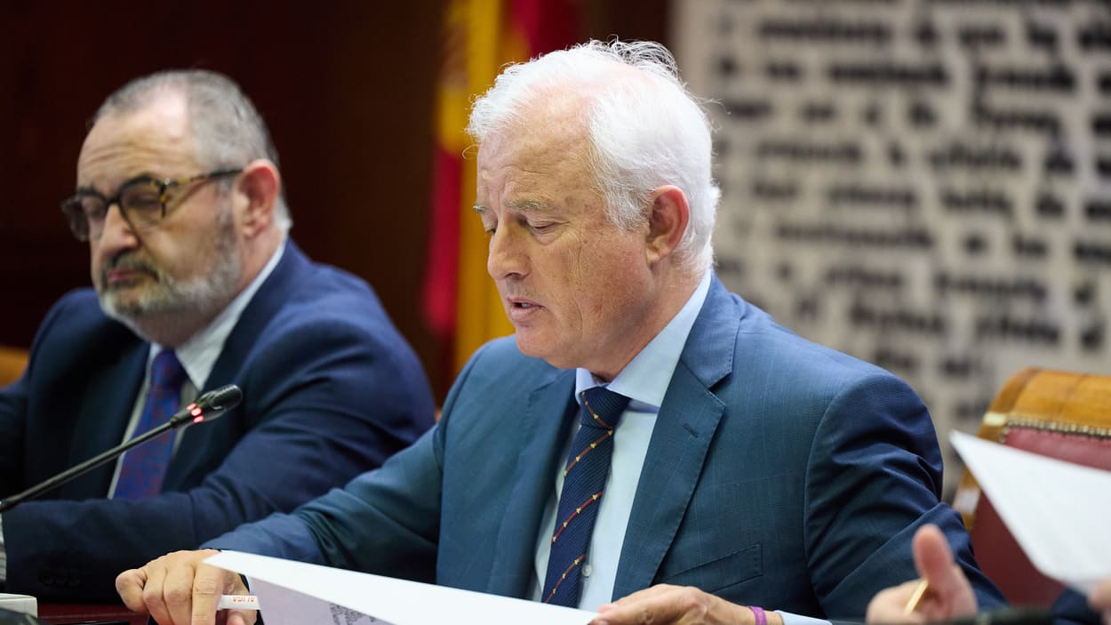 El presidente de la Comisión, Eloy Suárez, durante la Comisión de Investigación sobre el ‘caso Koldo’ en el Senado. EP.