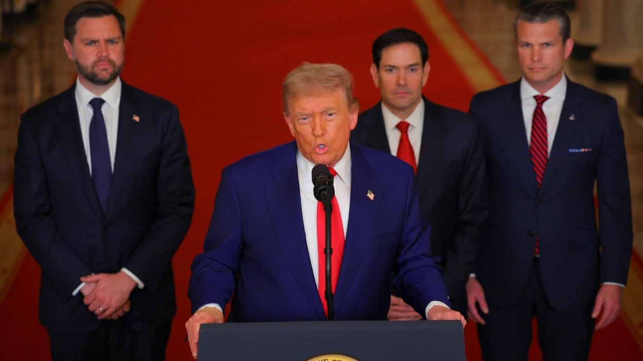 Trump en la Casa Blanca tras un anuncio anterior sobre el bombardeo de centrales nucleares iraníes rodeado por J.D Vance, Marco Rubio y Pete Hegseth. EP
