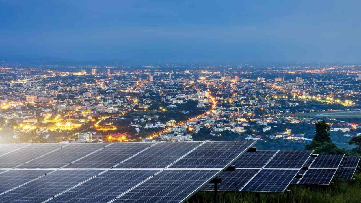 Placas solares en una gran ciudad. Foto del Instituto de Coordenadas