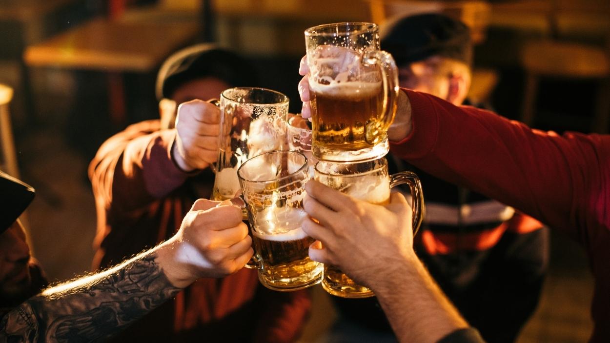 Compañeros se toman una cerveza. Canva