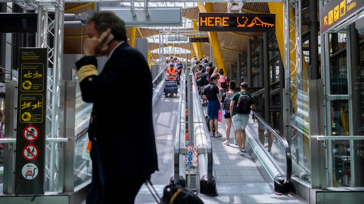Piloto de avión y pasajeros en el aeropuerto Madrid Barajas. EP.