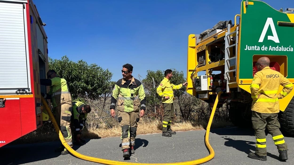 Efectivos del Plan INFOCA y el Consorcio Provincial de Bomberos de Huelva desplazados a un incendio forestal en Huelva. EP.