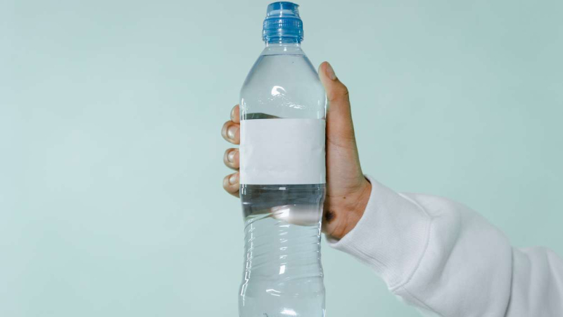 El truco alemán de la botella con hielo para refrescar la casa El truco alemán de la botella con hielo para refrescar la casa