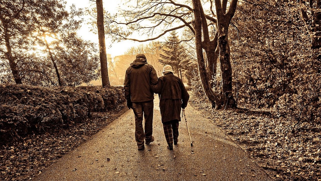 Dos personas caminando por un bosque. Archivo