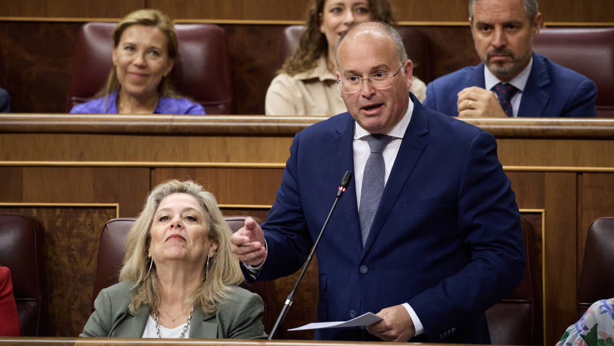Tellado compra el marco del juez Peinado y carga contra la Presidencia del Congreso. EP.