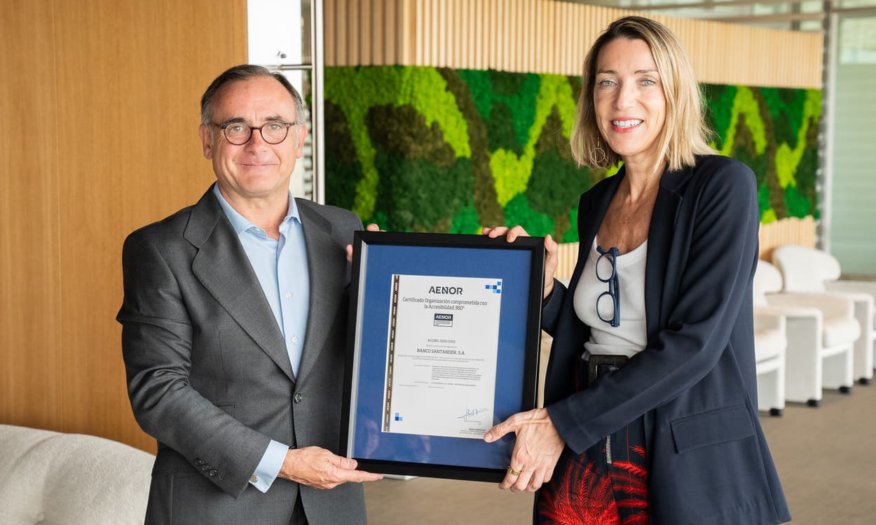 Javier Mejía entregando certificación Aenor a Marta Aisa. Banco Santander