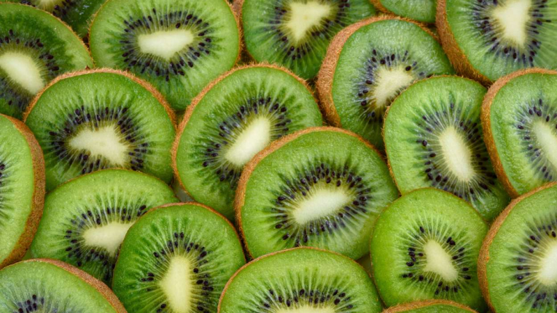 El kiwi es una fruta que es buena para mejorar el tránsito intestinal